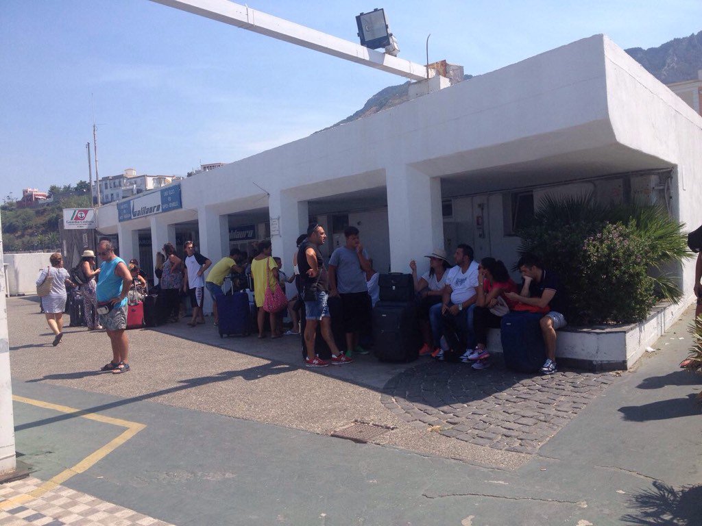 FabriMartorelli's tweet photo. Code al porto di Forio per lasciare #Ischia https://t.co/T21wMHwW14