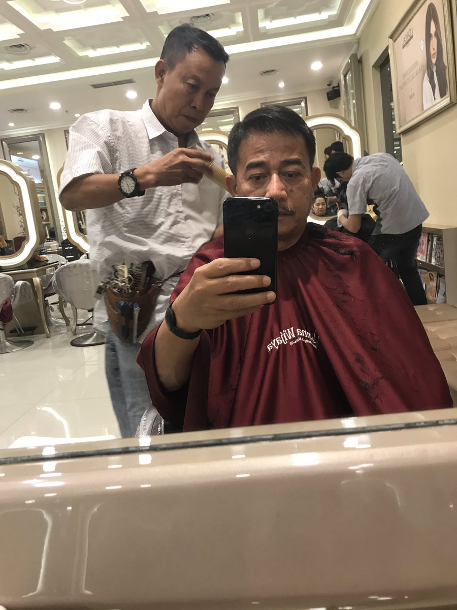 TheOfficialFMB's tweet photo. Ketekunan dan lakukan pekerjaan dg sepenuh hati, adlh sikap profesional seorang pemangkas langganan : Tks Mas Muji | Jkt-22/8/2017 https://t.co/Y12pk5kCwA