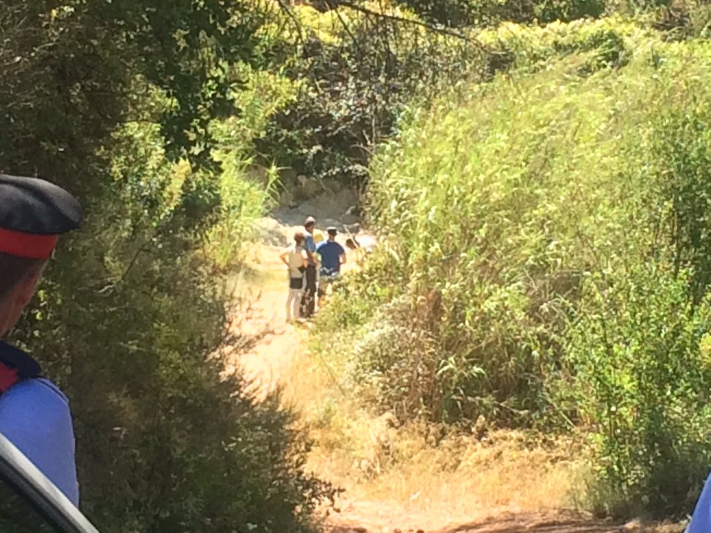 Monicanpl's tweet photo. Polizia cerca qualcosa con un metal detector nel luogo dove è stato ucciso terrorista #barcelonattack @SkyTG24 https://t.co/V4JD3tF78E