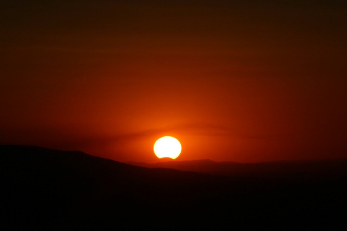 CSIC's tweet image. Y estas fotos son finalistas del concurso #EclipseSolarCSIC ; @A_Romeral99 (Asturias), @ayozebrito (La Palma) y @RaquelMurillo19  (La Rioja)