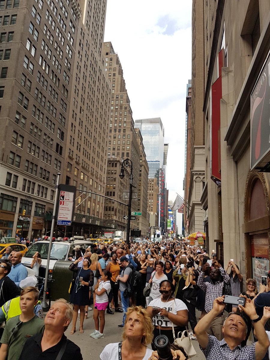 AndrLammers's tweet photo. Gisteren in #NewYork en iederéén  keek op straat naar de #Eclipse . Daar kon geen toeristentrekker tegen op. https://t.co/m4xmaYi4L6