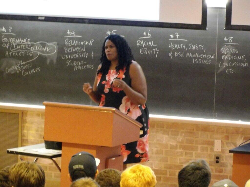 FirstSportsJob's tweet photo. #FirstSportsJob spoke to HS students at @GeorgetownUniv about #sportsbiz and how to find opportunities: https://t.co/LQWu4LFFyY https://t.co/JXucedwnd2