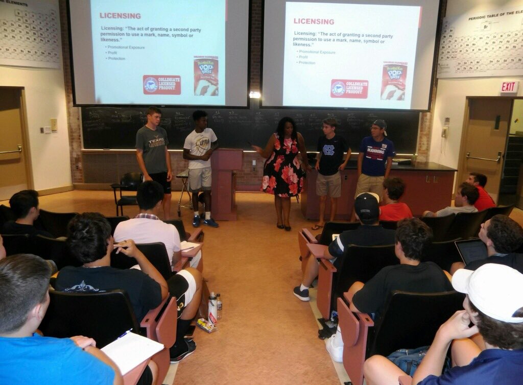 FirstSportsJob's tweet photo. #FirstSportsJob spoke to HS students at @GeorgetownUniv about #sportsbiz and how to find opportunities: https://t.co/LQWu4LFFyY https://t.co/JXucedwnd2