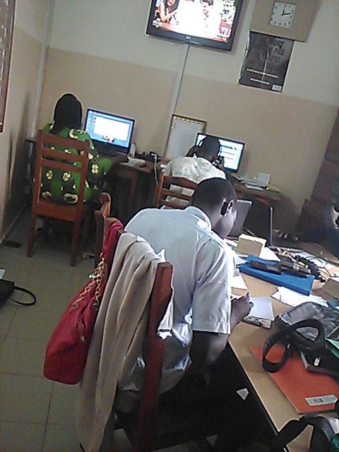 Préparatifs du journal de 13 heures à Fraternité Fm parakou (Benin) 96.5mhz #Benin