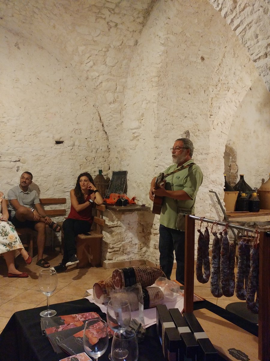 Nella cantina "Bio Mario" di #Troia scopriamo la bontà (e la musica) di chi produce vino e salumi.

#dauniaupndown 
#weareinpuglia
#unifg
