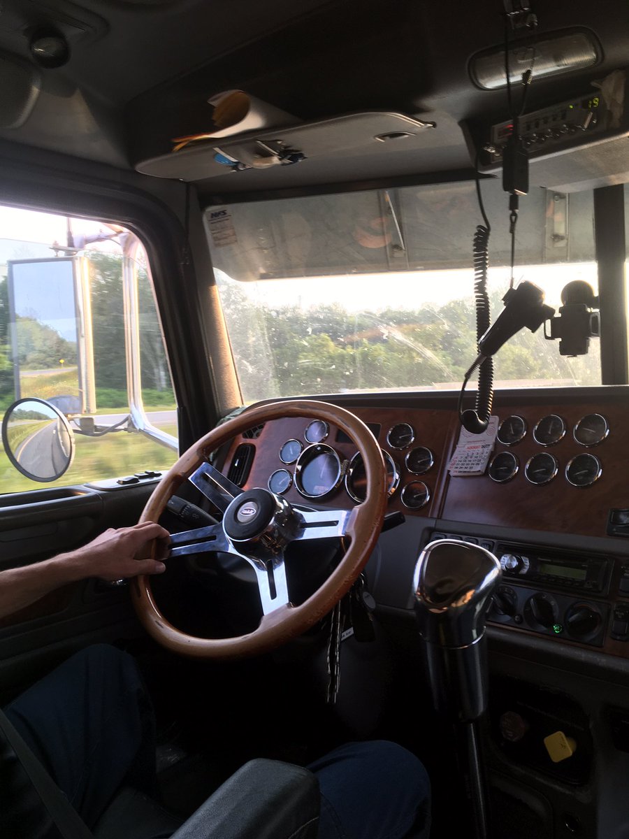 DerekDkew's tweet photo. Beauty morning at the office. #petercar  #agtrucking #preemission https://t.co/mepW9Qds13