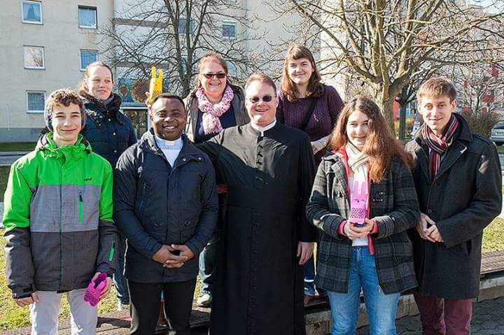 AQuirkiness's tweet image. Een goede tijd met mijn parochiekinderen hebben, een ander van hen hebben.