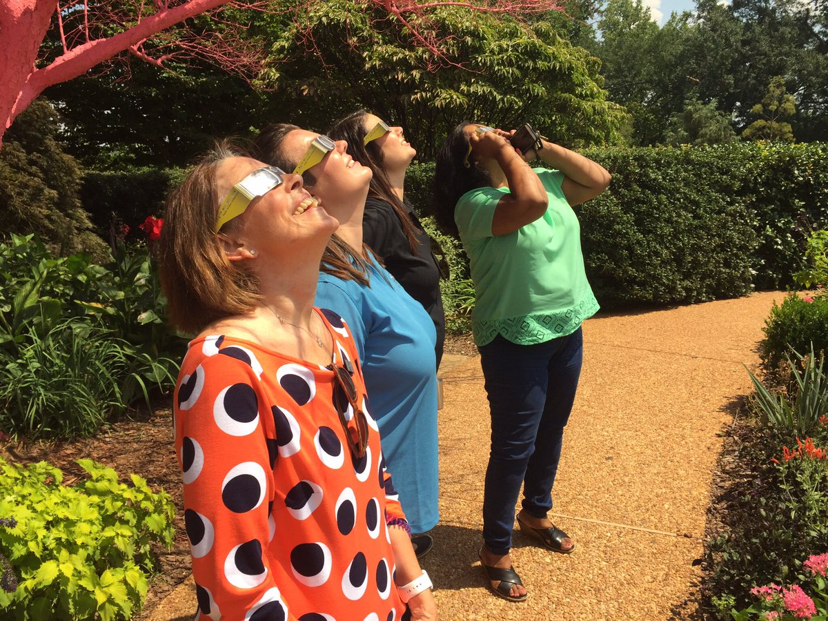 teamsueberry's tweet photo. Our Team taking it all in #Eclipe2017 #EclipseTODAY #atlantabg #eventsatl https://t.co/8neXecTeaA
