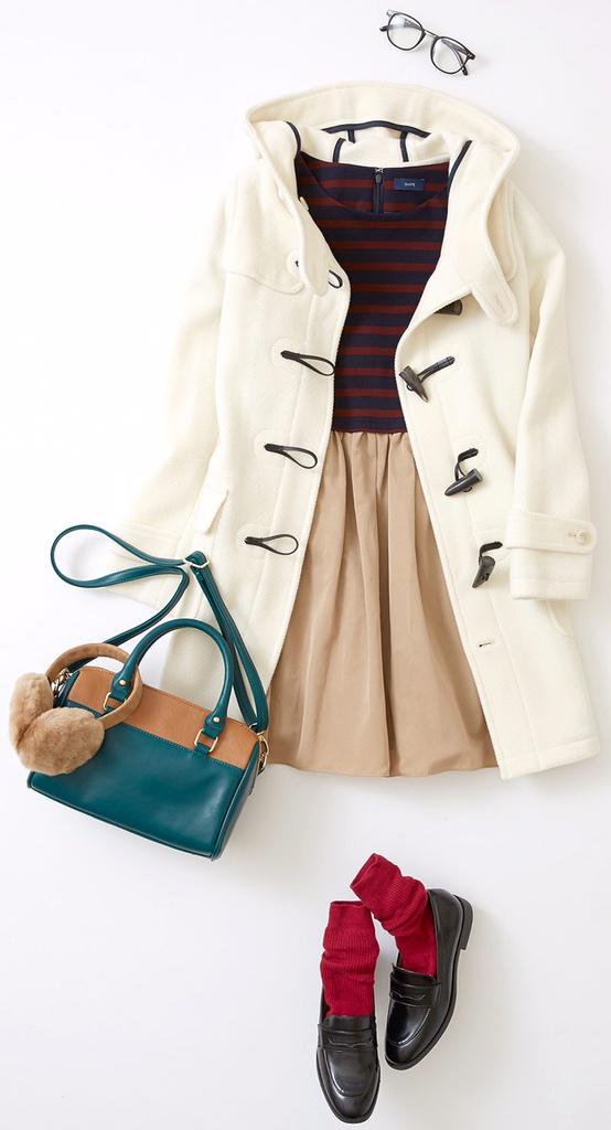 流行のソックスを可愛く履きこなすには？

ソックス初心者なら、白のダッフルコート＆ボーダーワンピースでつくる、キュートなアメカジスタイルがおすすめ♫
 
ロングブーツやパンプスだと、無難なコーデにまとまってしまうので要注意× ♫