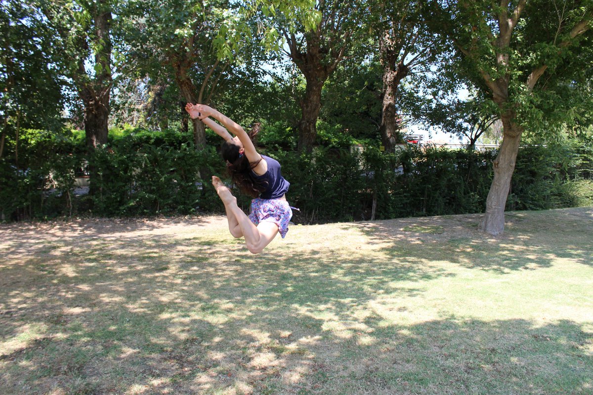 GyulyaCard's tweet image. #Tips #consiglio del giorno: Riscaldatevi sempre prima di un salto che la vecchiaia fa presto a farsi sentire! #JUMP #Dance👵🙈🙉🙊⚠️