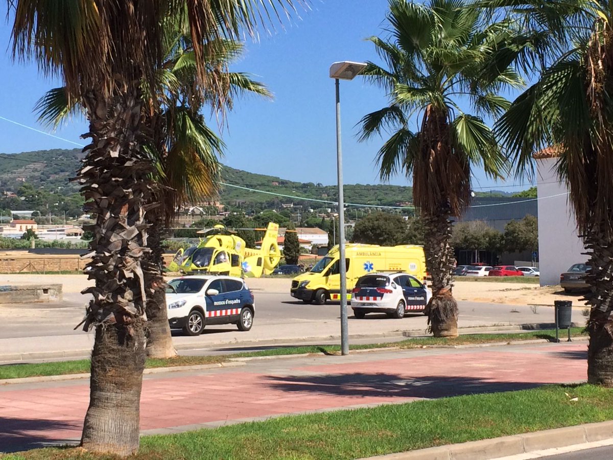 vilassarradio's tweet photo. Avui s'ha produït un intent de suïcidi dins d'un domicili. L’afectat, ha estat evacuat amb un helicòpter des del camp de futbol. https://t.co/2pBNa9owDX