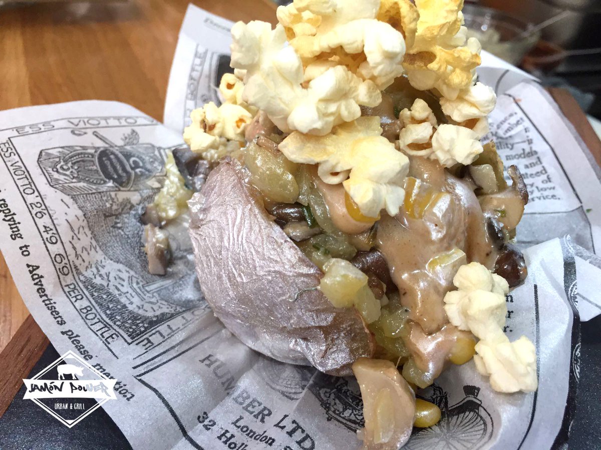 Hoy en sugerencias del día nuestra versión de la #papa 'asá' de feria con #jamón de bellota y plata comestible 👏😋 #jamonpower #malaga #food