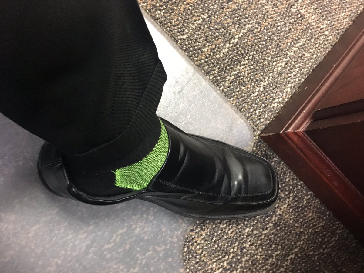 drkevinbrussell's tweet image. Turbo Button - Check
Green Tie- Check
Green Shoes- Check
Book- Check
#crpowerfuleducator
#cridgepride