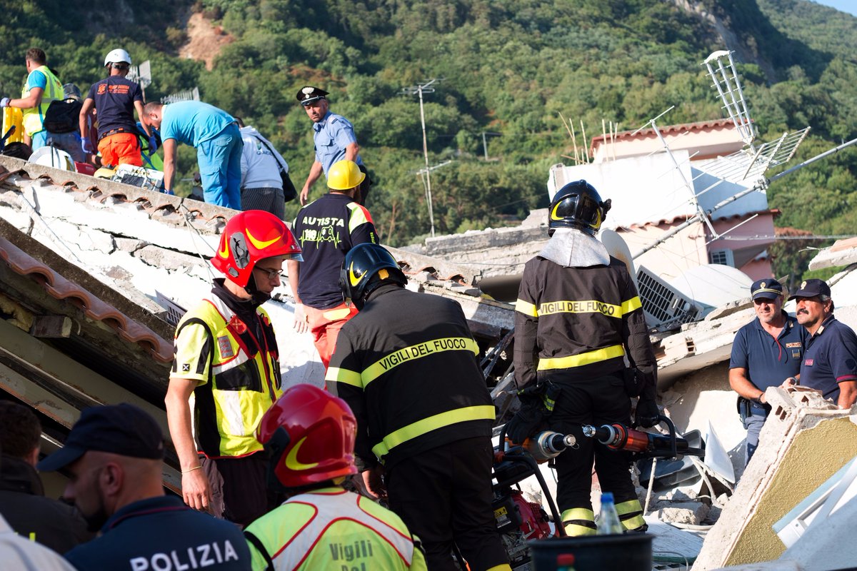 PDChina's tweet image. #Update: Rescuers free the third and final brother trapped under rubble after #earthquake on Italy’s island of #Ischia