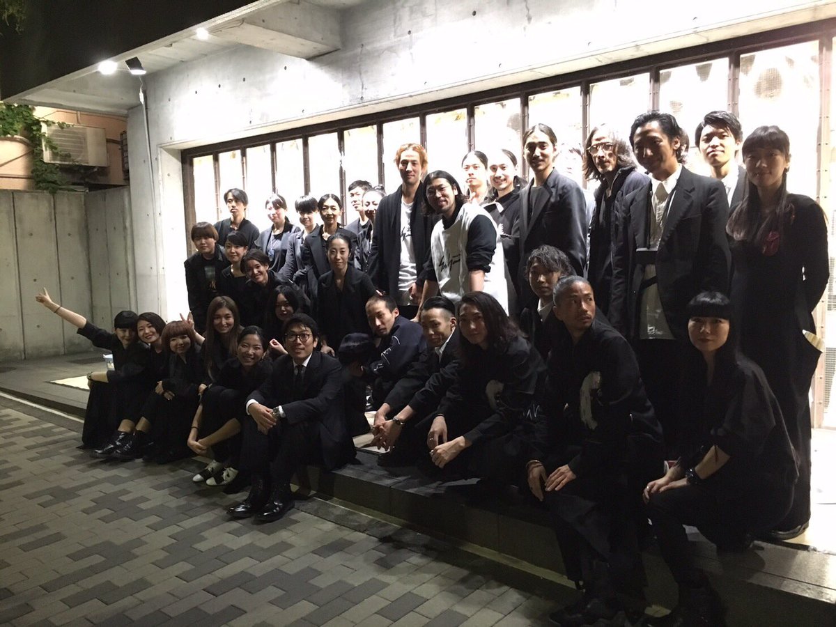 Yuuka Asakura 朝倉優佳 16年年始から展示させていただいていたヨウジヤマモト青山 店の壁画を元の無地にもどすことになりました 金曜日には白壁へ戻します もしお近くにお寄りの際は最後に観ていただけたら幸いです よろしくお願い致します ヨウジ