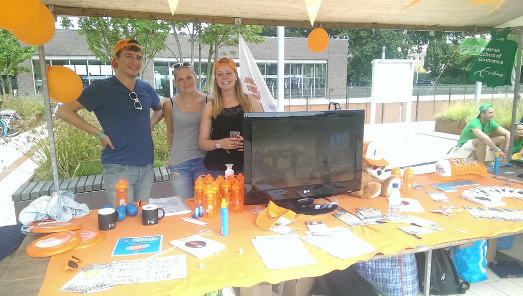 Faculty association <a href="/CedoNulli_EUR/">Cedo Nulli</a> informs our new students during #eurekaweek . Great work.