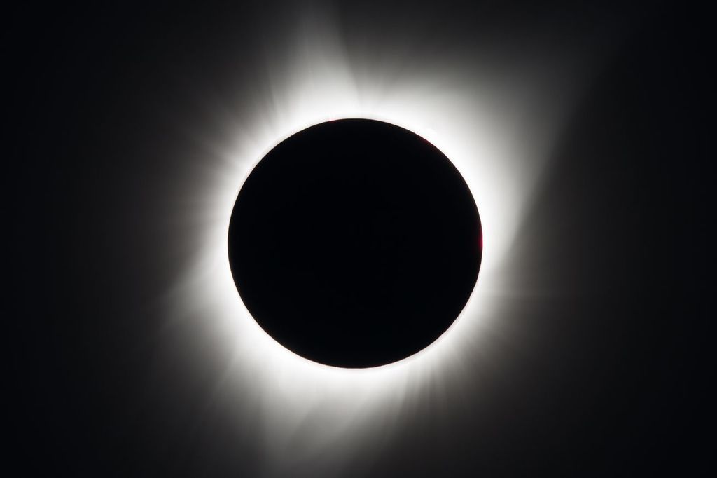 VergeVideo's tweet photo. Did you miss yesterday’s total solar eclipse? Here’s your next chance https://t.co/XuwHR6Zr7F https://t.co/ZKed5OGux3
