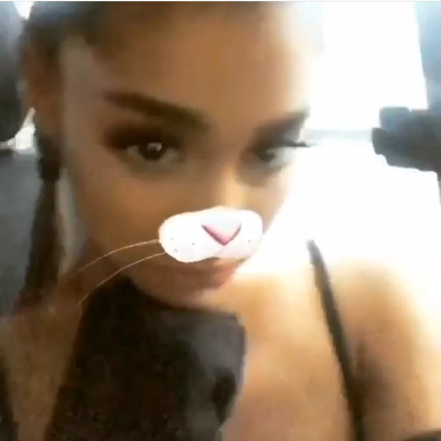 tiamoarii's tweet photo. @ArianaGrande when you don't notice me https://t.co/0UXdpfQZxo