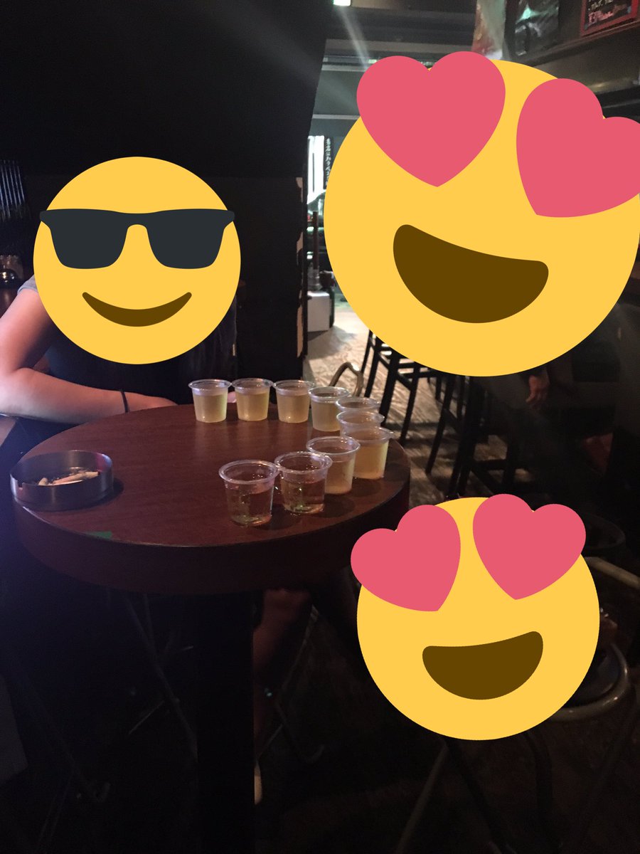 everyone_meiten's tweet photo. 恵比寿テキーラ「無料」で飲み放題の名店。バカだから。

時間無制限（夕方5時から朝8時まで）。本気で永遠にテキーラがショットグラスから溢れるほど注がれます。

しかも「無料」。水は1杯600円。飲みすぎ注意。

Bar AGARO
https://t.co/pD44m6UyPL https://t.co/DY9Q485zWU