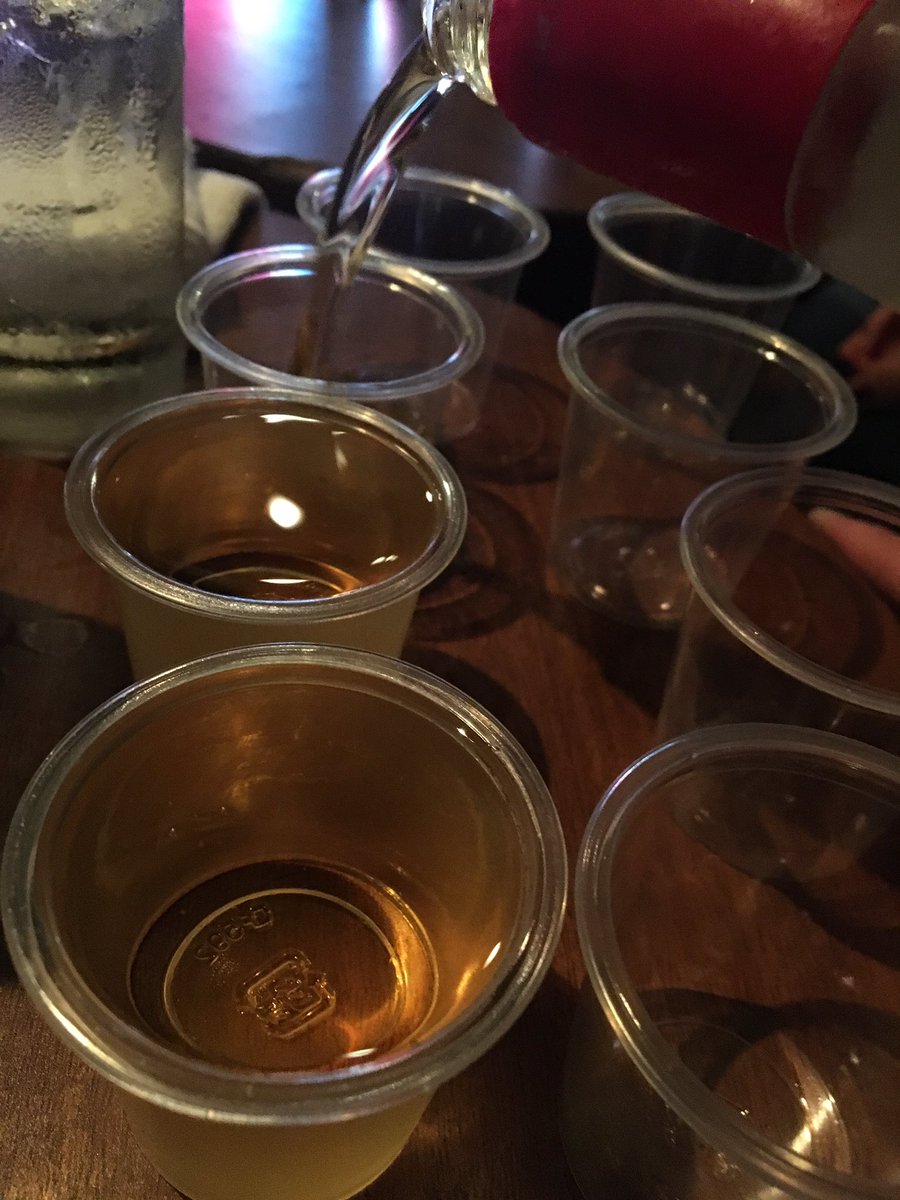 everyone_meiten's tweet photo. 恵比寿テキーラ「無料」で飲み放題の名店。バカだから。

時間無制限（夕方5時から朝8時まで）。本気で永遠にテキーラがショットグラスから溢れるほど注がれます。

しかも「無料」。水は1杯600円。飲みすぎ注意。

Bar AGARO
https://t.co/pD44m6UyPL https://t.co/DY9Q485zWU