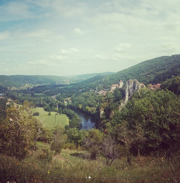 EmjiSource's tweet photo. De beaux paysages sur les dernières photos Instagram d'emji.🌿🍃🏰#pictures #Emji #paysages #tropbeauu https://t.co/F6P09br927