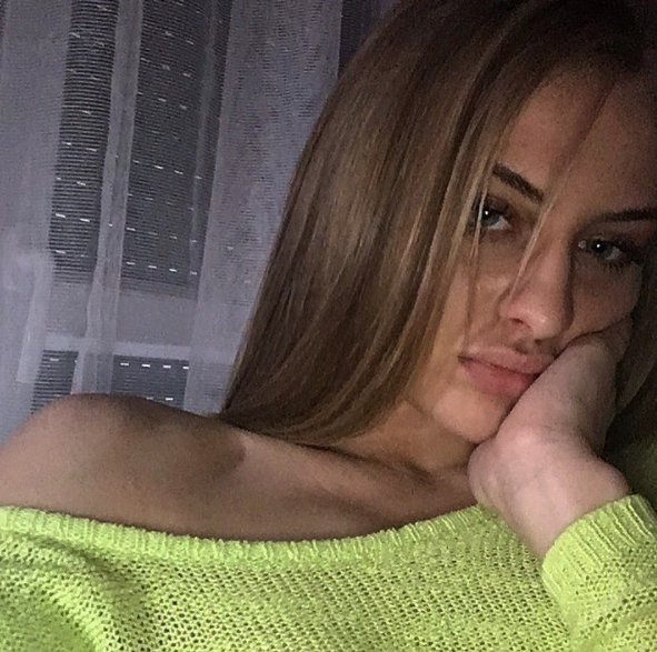 FindomElena's tweet photo. I'm back losers, bow down and #beg me to humiliate you and take your money. 
@slavetodoms @footslaveealex #findom #footslave #paypig #domme https://t.co/E32jRt85PH