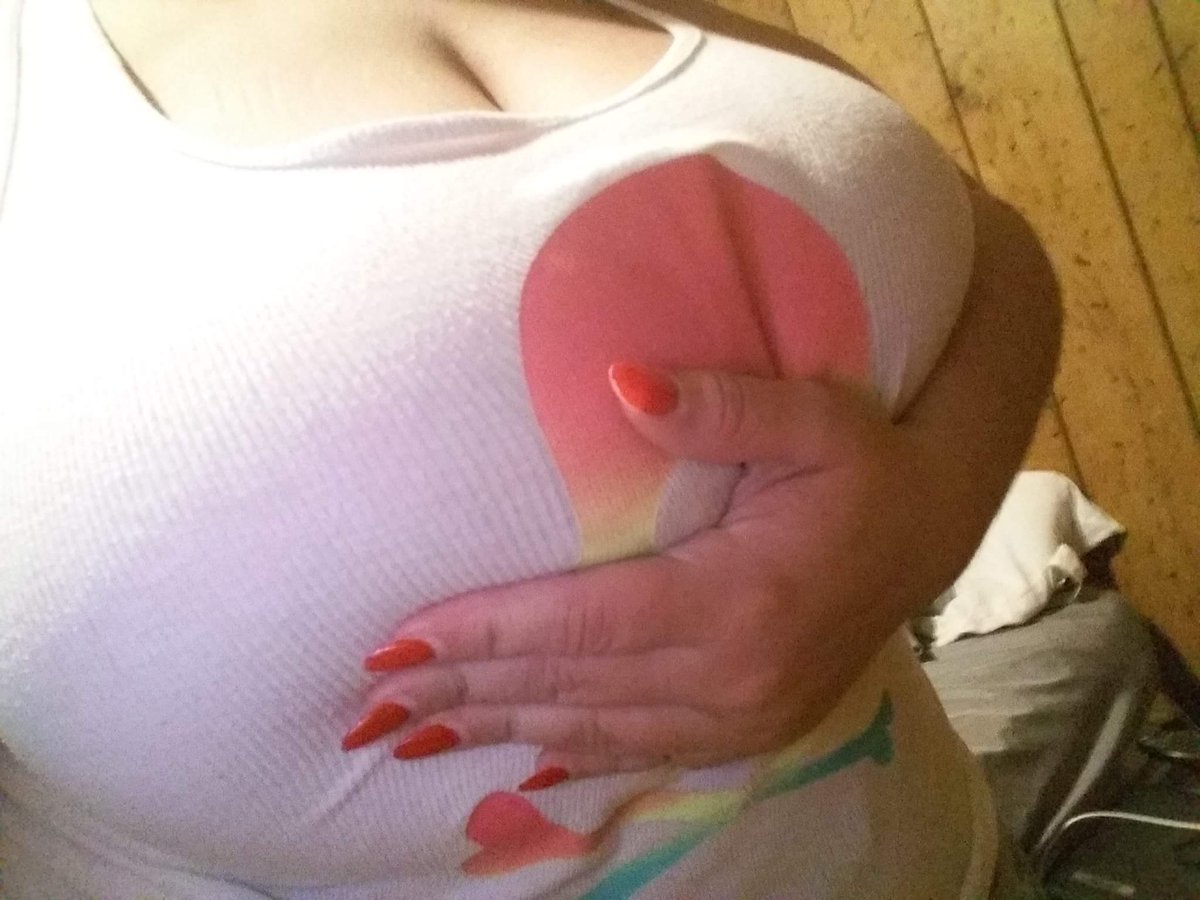 ana44f's tweet photo. And I don't have on a bra yet #tittytuesday #bbw #southernprincess https://t.co/BRIR38sQ0g