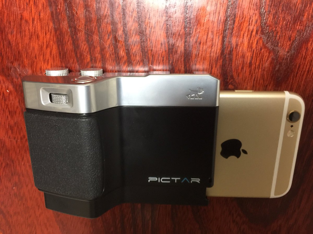 swiftman1175's tweet image. これなかなかいいです。本体のみの中古品を安く買ったのですが、元々本体とストラップとソフトカバーしかないので本体だけあれば十分。ダイヤル3つでiPhoneを一眼レフ並みの使い勝手に。ちょっと残念なのはズームダイヤルがグリップの右側にあって指が自然に届かない。