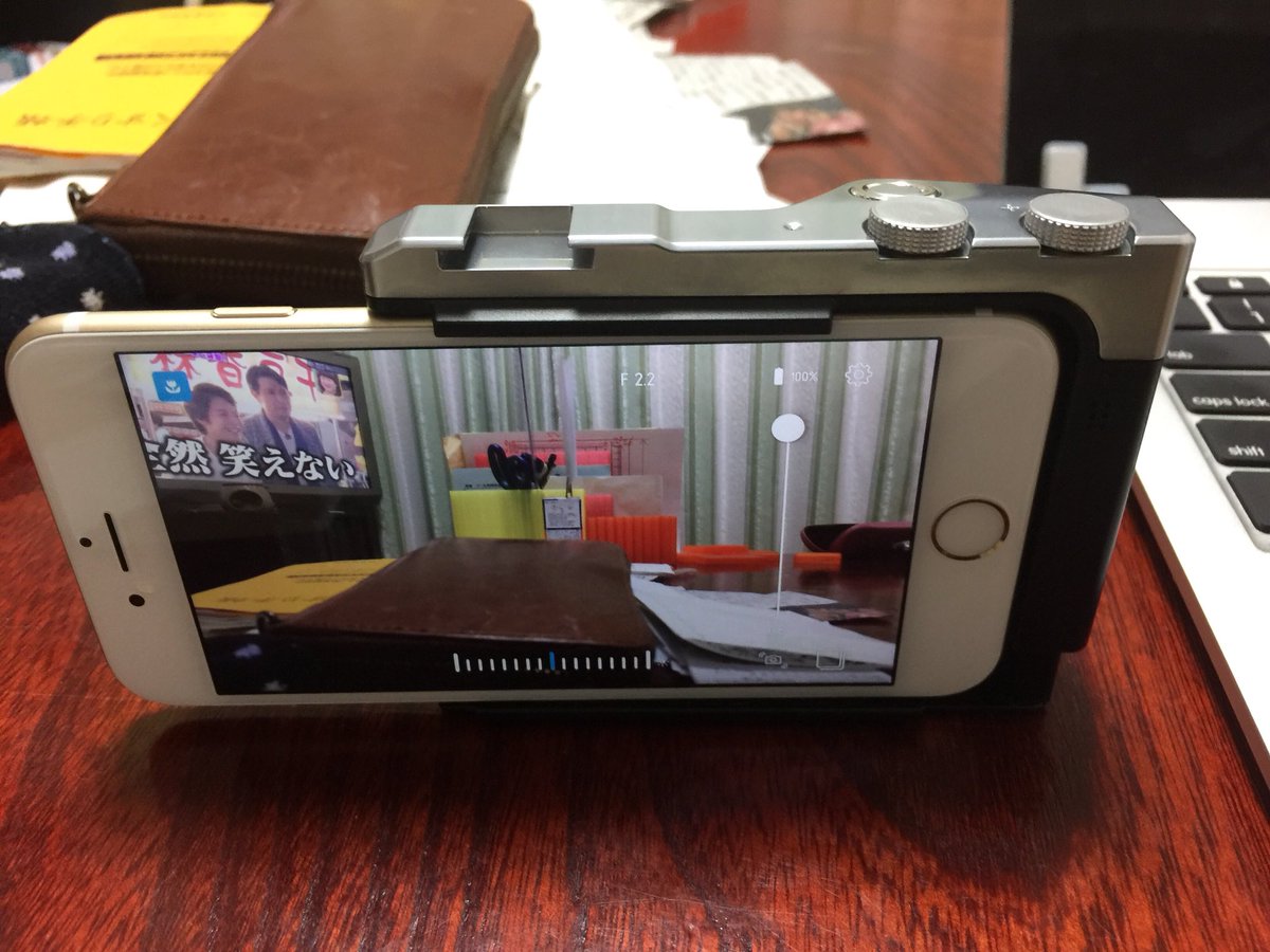 swiftman1175's tweet image. これなかなかいいです。本体のみの中古品を安く買ったのですが、元々本体とストラップとソフトカバーしかないので本体だけあれば十分。ダイヤル3つでiPhoneを一眼レフ並みの使い勝手に。ちょっと残念なのはズームダイヤルがグリップの右側にあって指が自然に届かない。