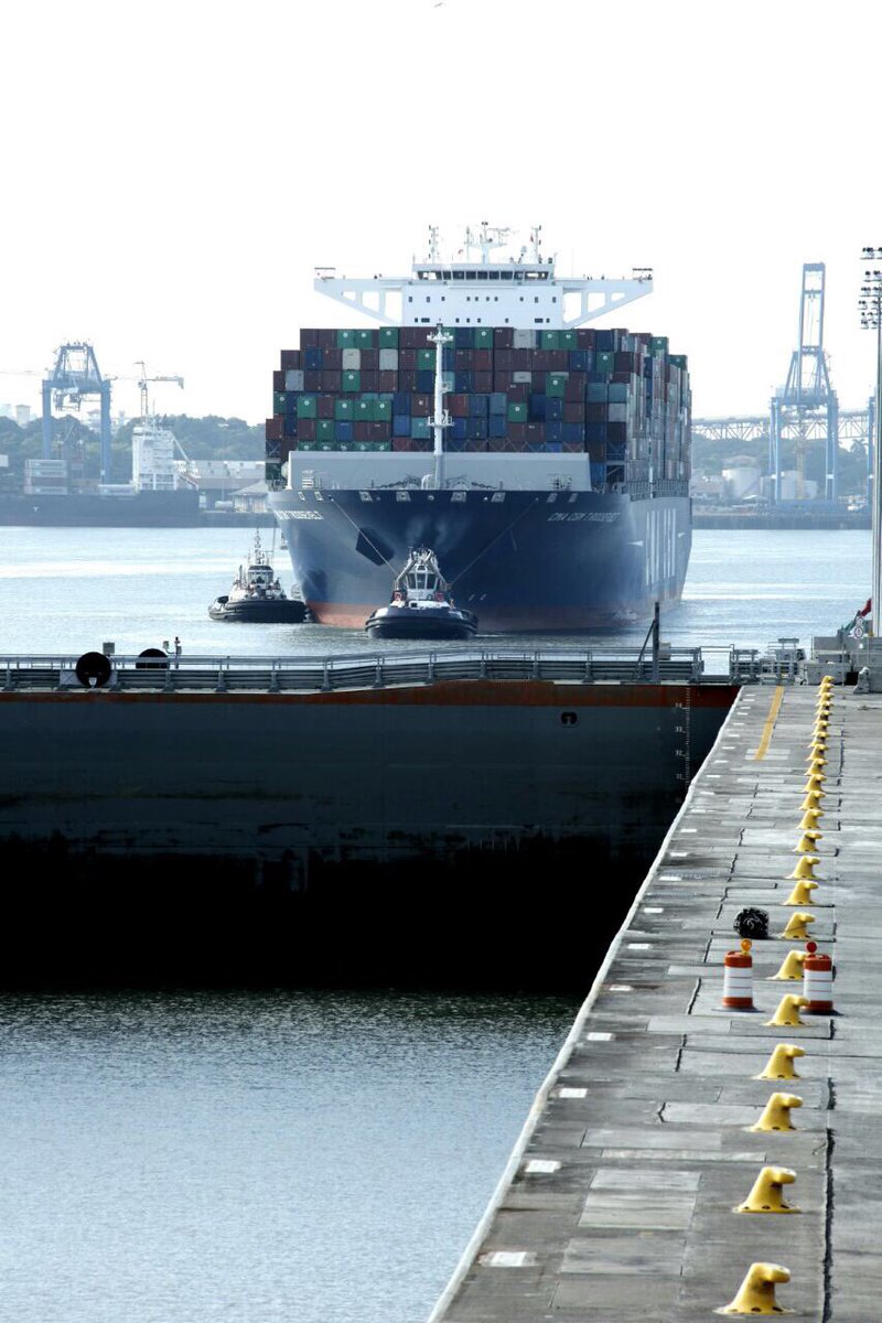 canaldepanama's tweet image. El buque CMA CGM Theodore Roosevelt mide 365.96 m. de largo y 48.252 m. de ancho, igual que 8 Estatuas de la Libertad o 4 Big Bens.