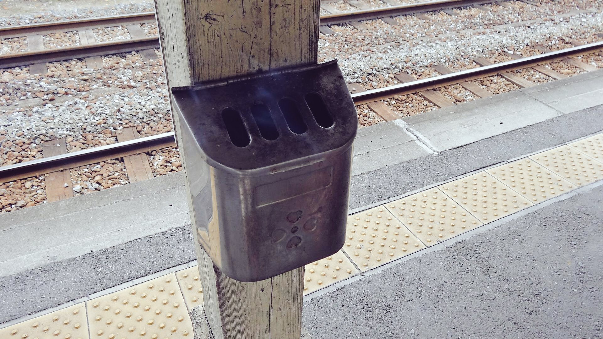 駅　ホーム　灰皿 E' on X: 