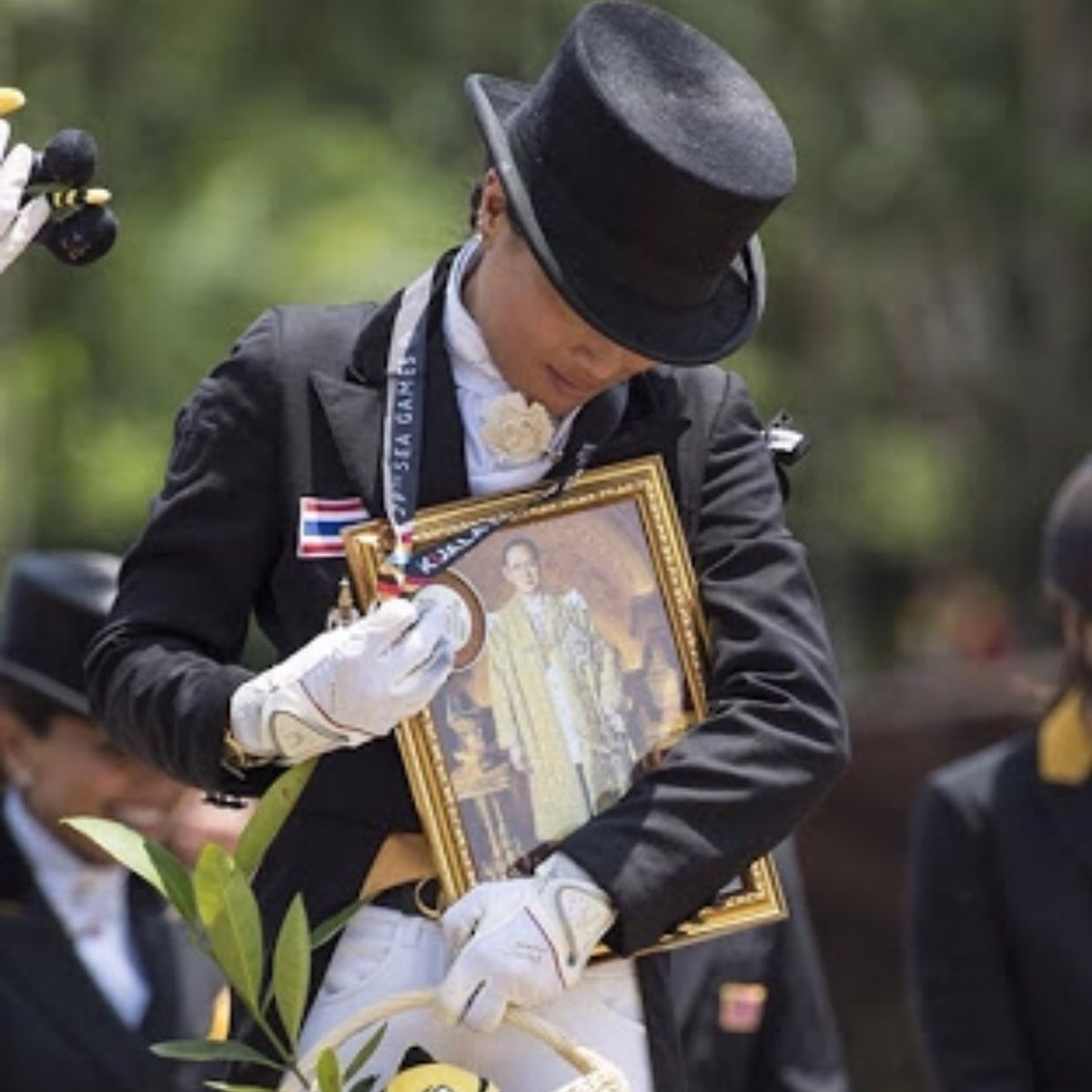 kin9stillonmind's tweet image. "ดีใจที่สุด คือ ตอนได้กอดพระบรมฉายาลักษณ์ทูลกระหม่อมปู่ เหมือนว่าเอาเหรียญมาวางไว้ ก็คือถวาย.."
#พระองค์เจ้าสิริวัณณวรีฯ
#ซีเกมส์2017