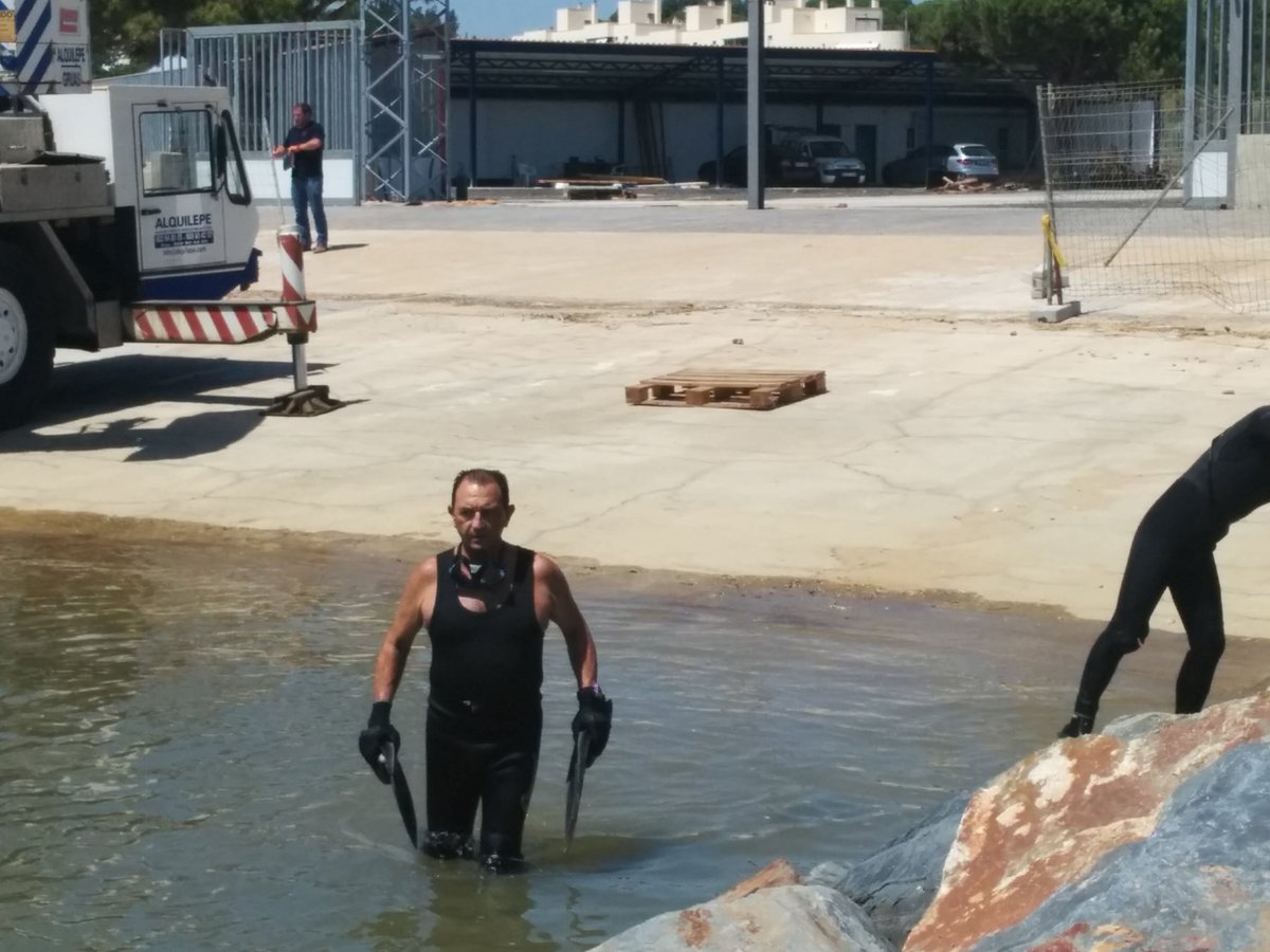 BelnRodrig's tweet photo. Alonso Bobo reflotando una lancha accidentada en el Puerto San Miguel, en El Rompido #buceoprofesional https://t.co/YrqnRBCsnn