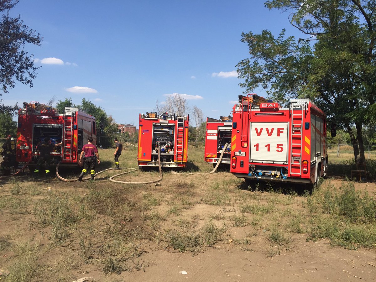 pompieri's tweet photo. MILANO ~ operazioni #VVF all'incendio campo/masserizie c/o Parco Cave anche #volontarivvf #APVR e #UMPROVIR a tutela operatori (foto) https://t.co/nmFPt4ZJH7