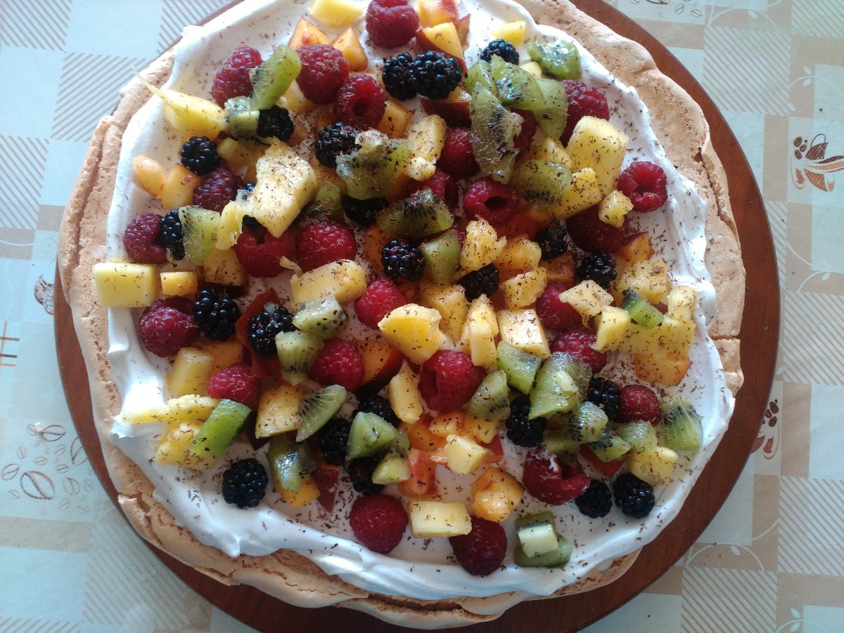 Ursha1991's tweet photo. Zakaj mi ni nihče povedal kako je Pavlova dobra? #njami #pavlova #torta #vsenajboljšezame #26let https://t.co/KnPUWhlDni