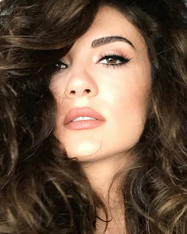 NewsOzberkBurcu's tweet photo. Burcu Özberk Yeni // #BurcuÖzberk New (HD) https://t.co/Q9Z7dMmGHA