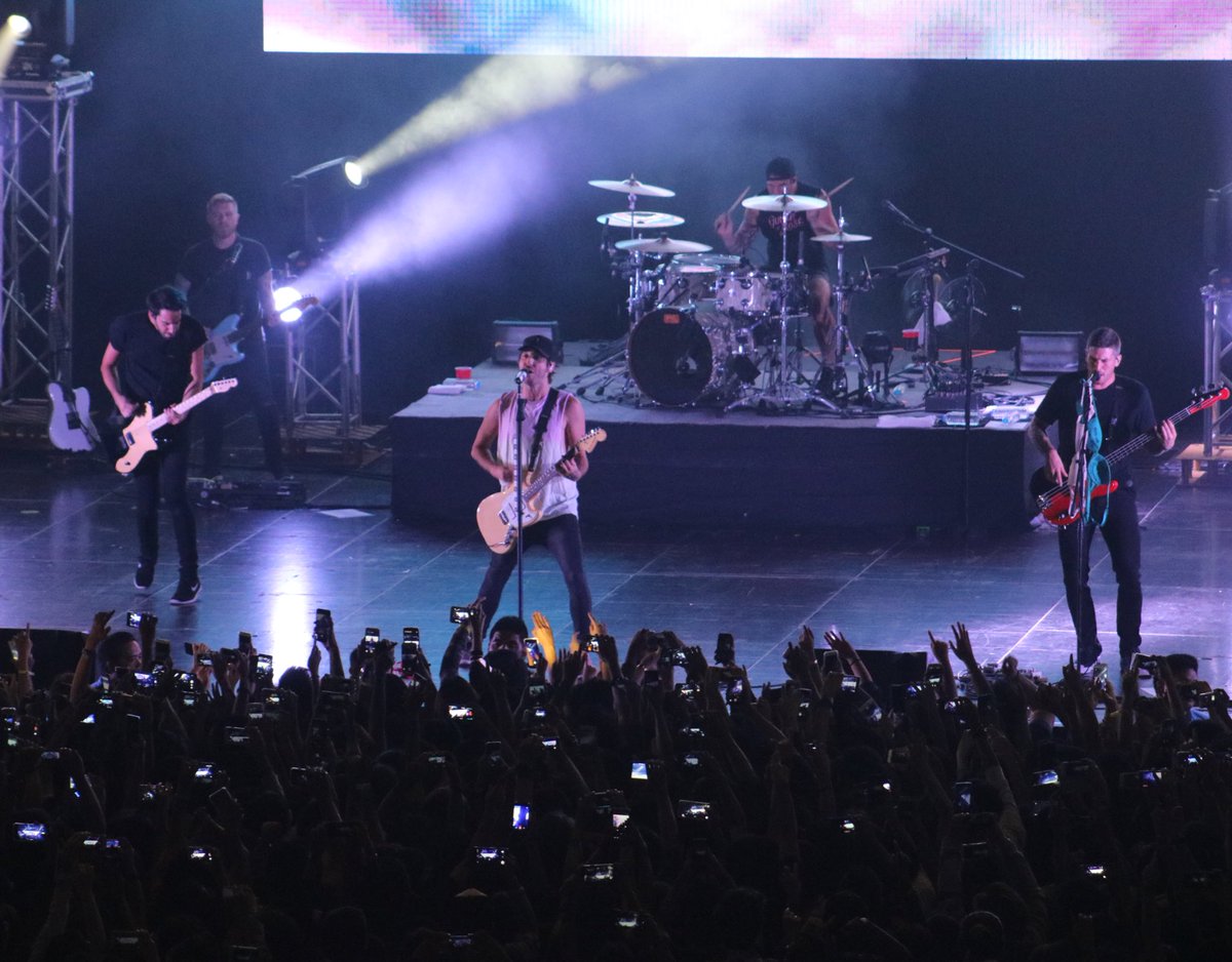 MOAArena's tweet photo. We're feelin an all time high here at #AllTimeLowAtMOAArena! https://t.co/9xt1IaZX9B