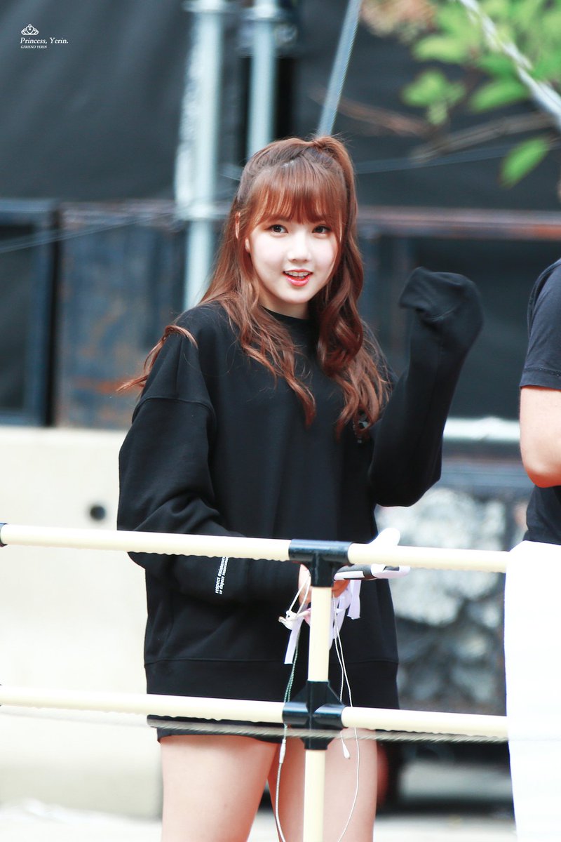 PrincessYerin96's tweet photo. 161008 #여자친구 #예린 어리니? 예리니? https://t.co/3xkbJ9jtOB