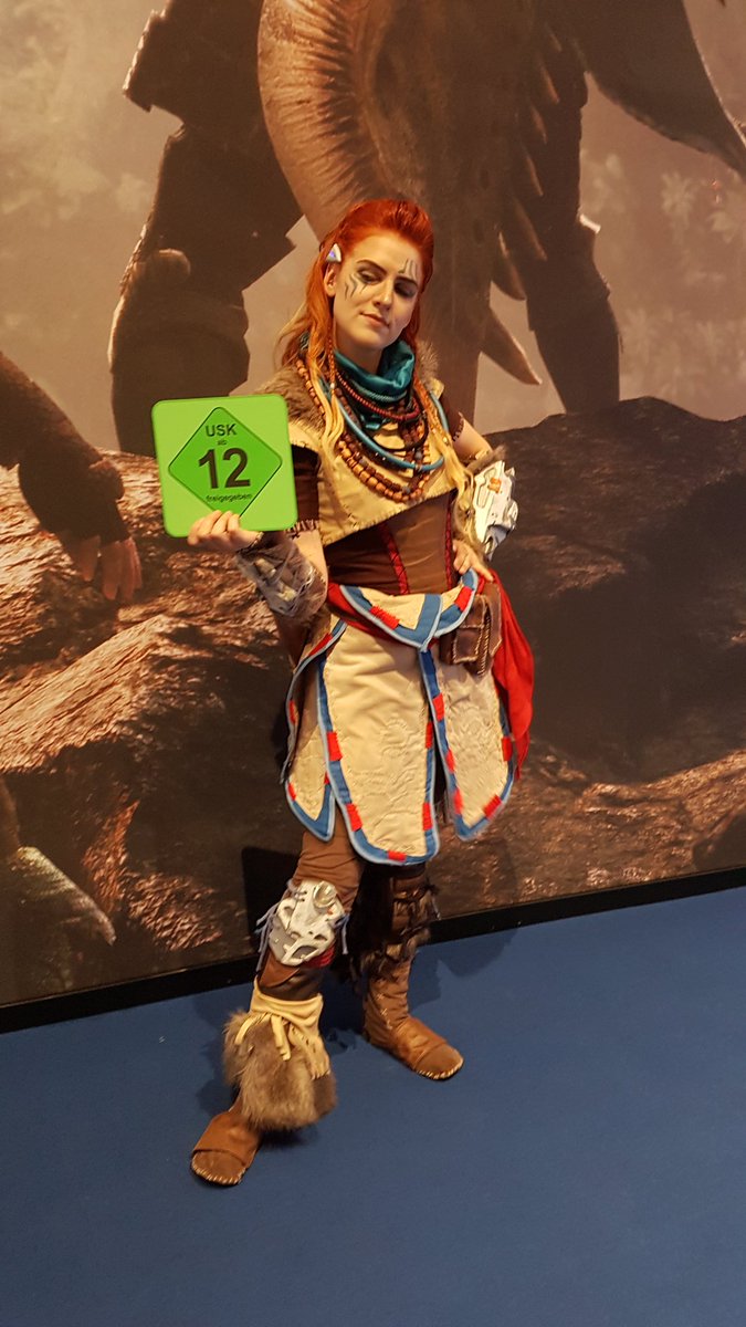 USK_de's tweet photo. Die Security auf der Messe ist top: Keine wütenden Maschinen auf der #gamescom2017 Danke #Aloy! https://t.co/7NIM3fb7xA