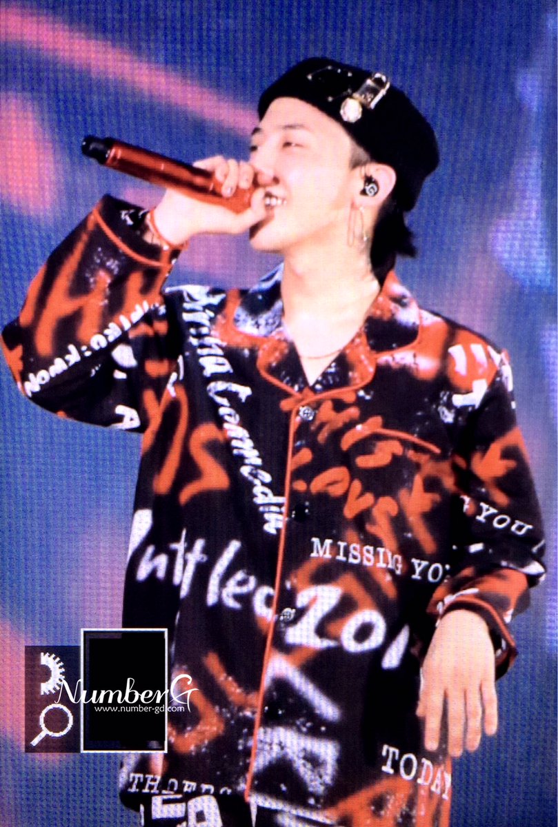 Number_GGG's tweet photo. 🎤✌🏻

수고했어요!!! 🙏🏻💗

170822 ACT III, M.O.T.T.E
in OSAKA
#GDRAGON #권지용 
#NumberG https://t.co/uotpejZUBC