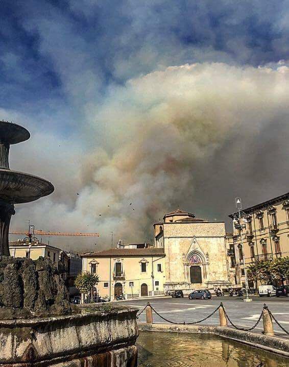 Esercito's tweet photo. #Sulmona #Live l'intervento di un #elicottero #CH47 dell'@Esercito a supporto della #ProtezioneCivile per fermare incendio #noicisiamosempre https://t.co/fFE3hLgEdb