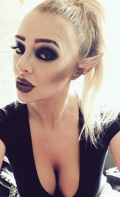 #werewolf chic .. lurking in the background for @AHusseyXXX @DPxxx #nevermore https://t.co/6GM6dhnMv<a href="/tag/werewolf"class="tags">#werewolf</a><a href="/tag/nevermore"class="tags"><span>#nevermore</span></a>