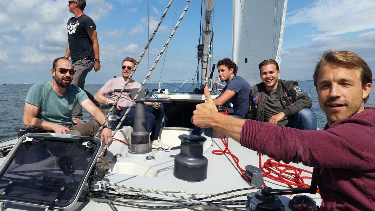 KasCo_Software's tweet image. Bij hard werken hoort ook wat ontspanning met het hele team! Wat hebben we een topdag gehad op onze #KasCo zeilboot. #teambuilding