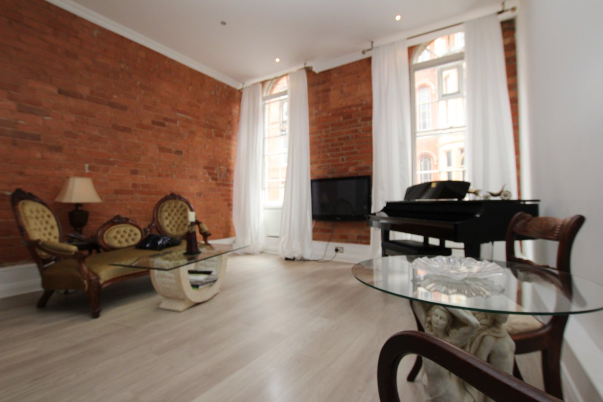 FHPLiving's tweet photo. Beautiful 2-bed, 2-bath, fully furnished apartment in the heart of #TheLaceMarket! ONLY £1050pcm! #lettings #FHPLiving https://t.co/hYGwMqSVWI