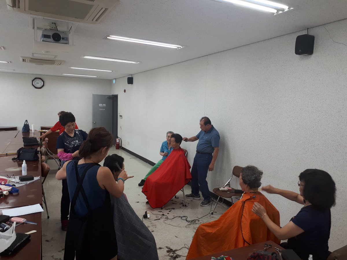 2017.8.22(화)  #성남시 #상대원3동 주민센터(동장 최홍석) 2층에서 상대원가정도우미에서 어르신들을 위한 이미용봉사를 진행했습니다.
매월 넷째주 화요일마다 30년 가까이 이미용 봉사를 진행해오고 계십니다
상대원가정도우미분들 감사합니다