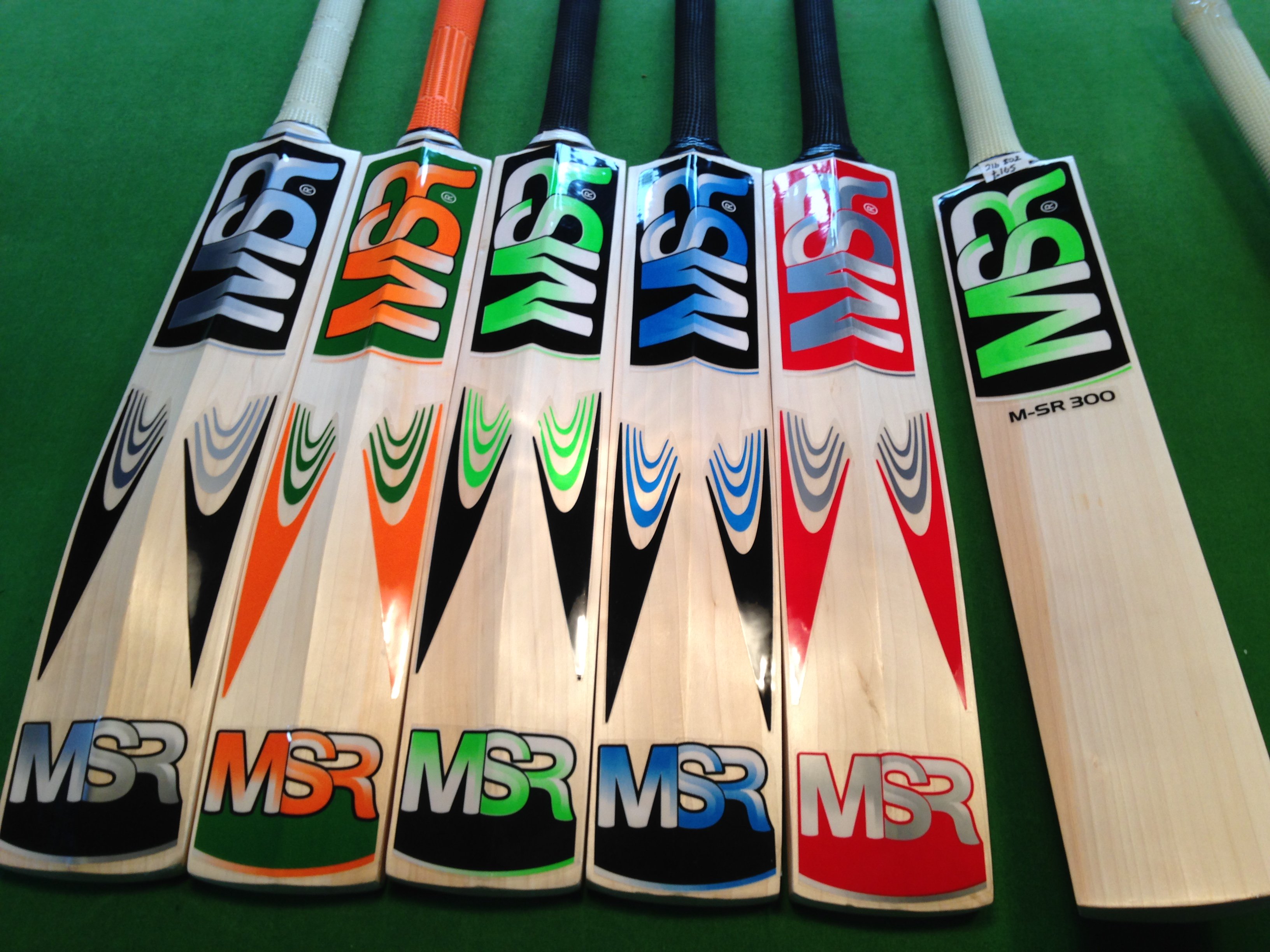 Grade 1 English Willow Cricket Bat Ready to Play 6 to 9 Grain M-SR300 