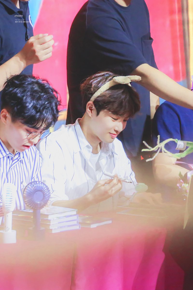 EXOSUHOMAMA's tweet photo. [HQ] 170815 SUHO - The War Fansign 🐰🌸
https://t.co/f35XnFVm8H
https://t.co/OF6MejJbDy
©pink__som https://t.co/yklX8dbYGj