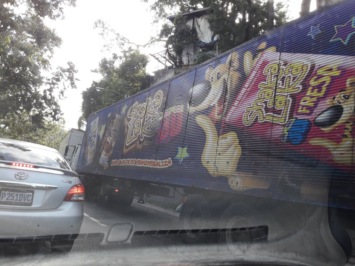 jhdeguate's tweet photo. @amilcarmontejo ya suspendieron la restricción de transporte pesado? Varios trailers circulando en "hora pico" en todo el Periférico... https://t.co/u5AS3zAHNj