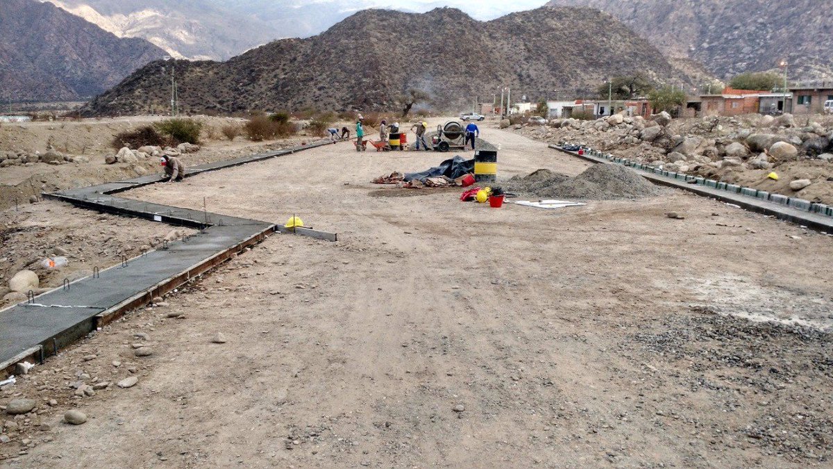 Klemensiewicz's tweet photo. En el Barrio El Socoro de Cafayate, #Salta avanzan las obras de Hábitat #ParaVivirMejor 🚧🚜 @mauriciomacri @frigeriorogelio https://t.co/KRajJS6aQL