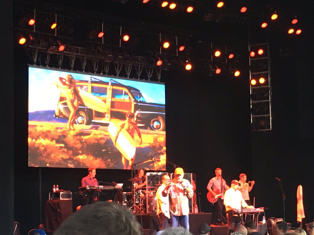 cprmms's tweet photo. "Good Vibrations" with all those "California Girls" #beachboys @ #wolftrap with #cprled. https://t.co/zxXMlvHssK https://t.co/3tbeHDq86J
